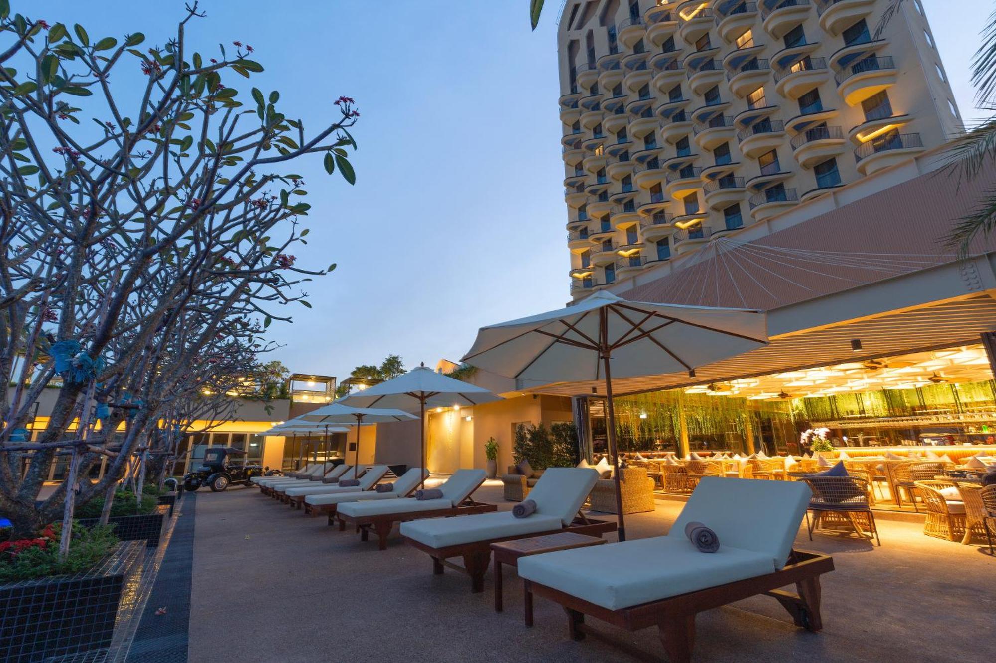 Sun & Moon, Riverside Hotel Phnompen Kültér fotó