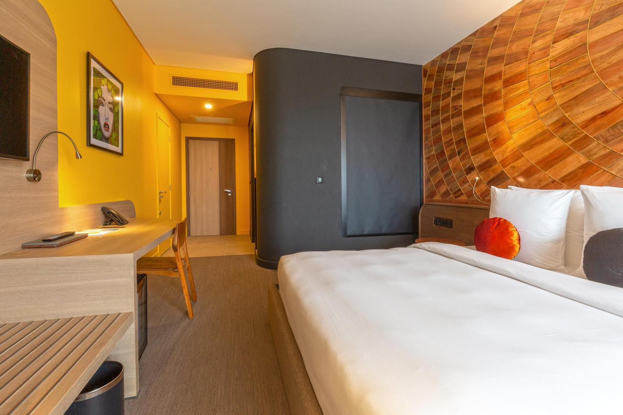 Sun & Moon, Riverside Hotel Phnompen Kültér fotó