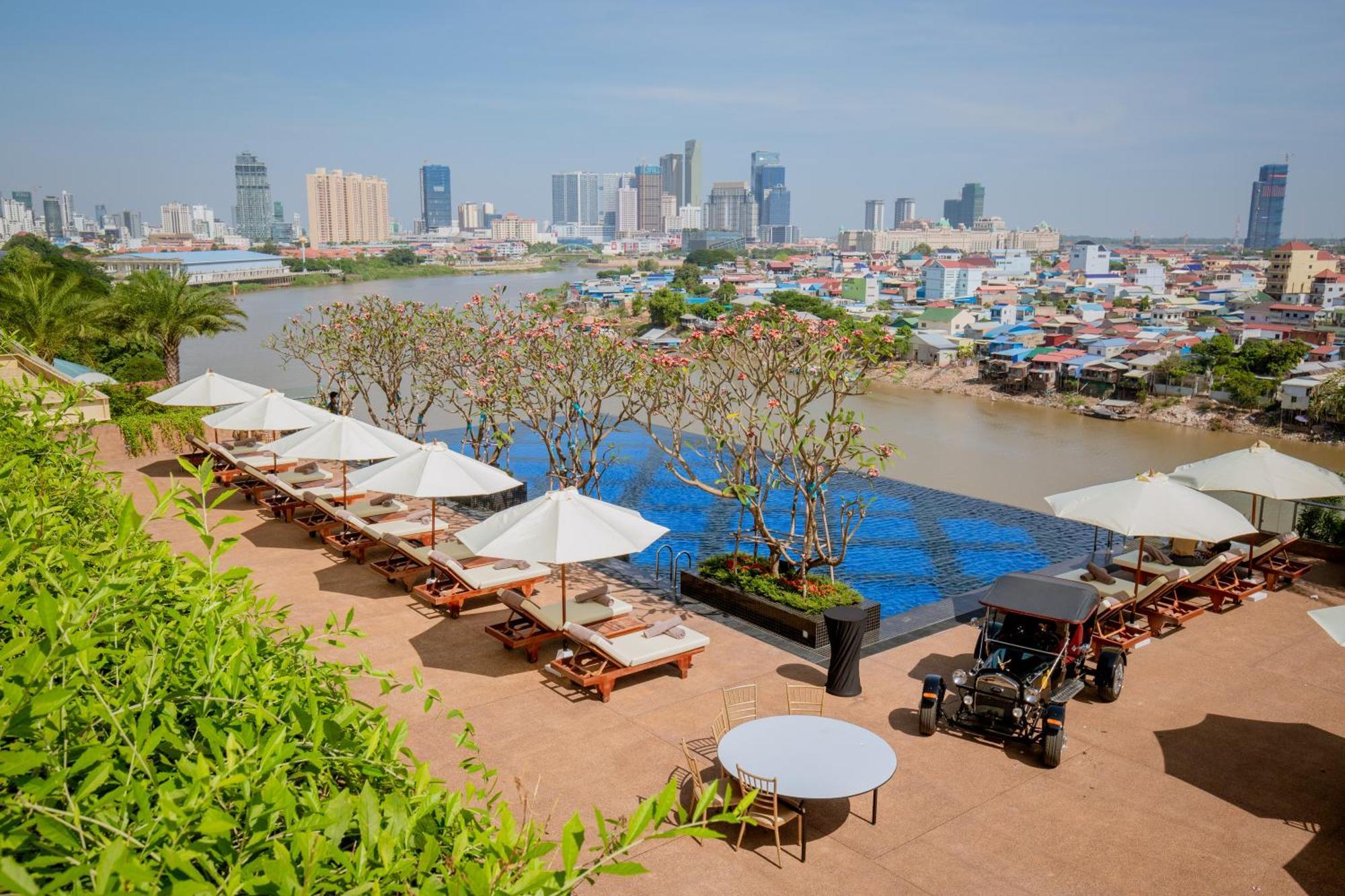 Sun & Moon, Riverside Hotel Phnompen Kültér fotó