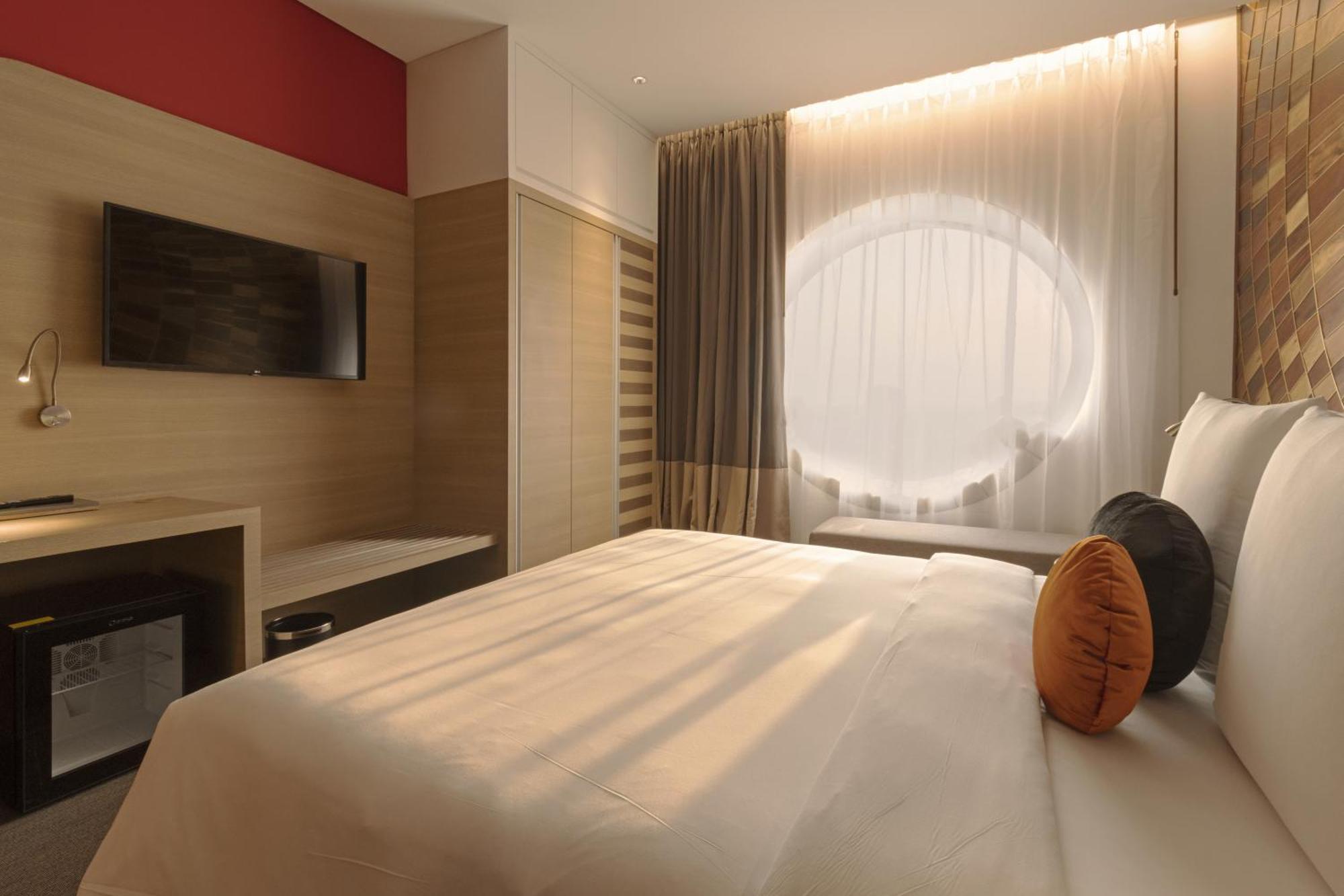 Sun & Moon, Riverside Hotel Phnompen Kültér fotó