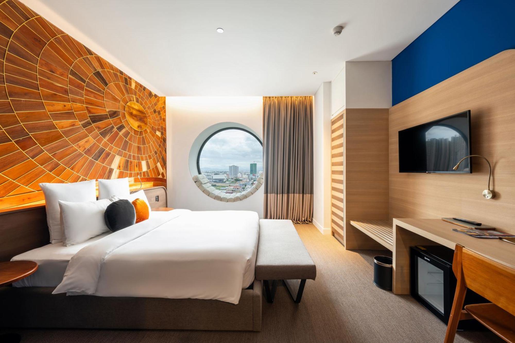 Sun & Moon, Riverside Hotel Phnompen Kültér fotó