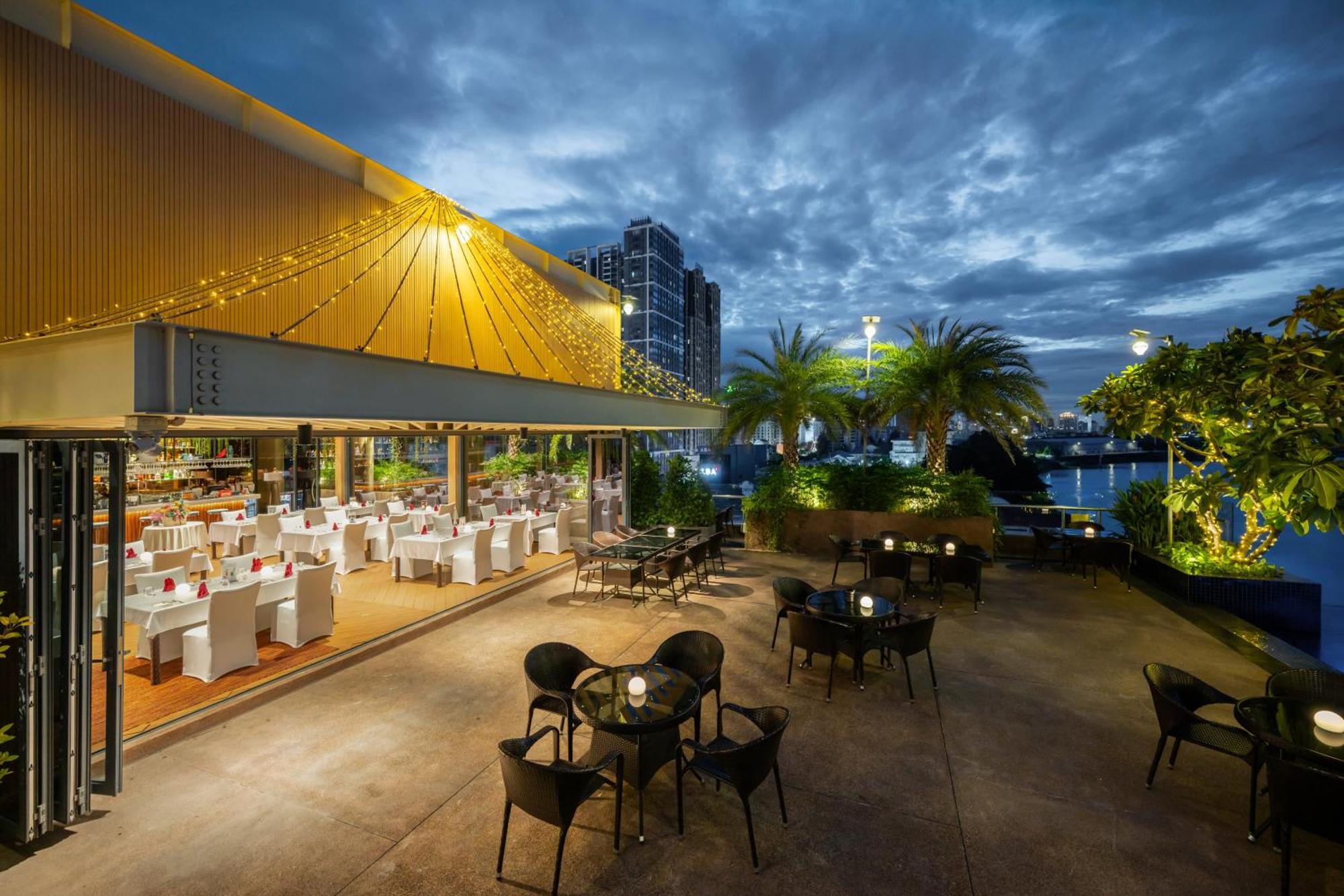 Sun & Moon, Riverside Hotel Phnompen Kültér fotó